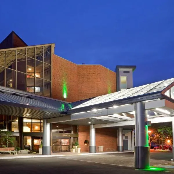 Holiday Inn Oakville Centre by IHG, hotel in Oakville