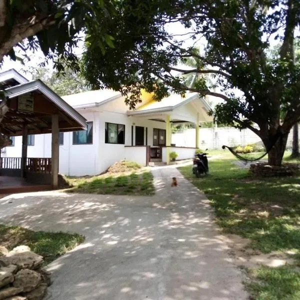 Balai Mariacaria Pension House, hotel en Guindulman