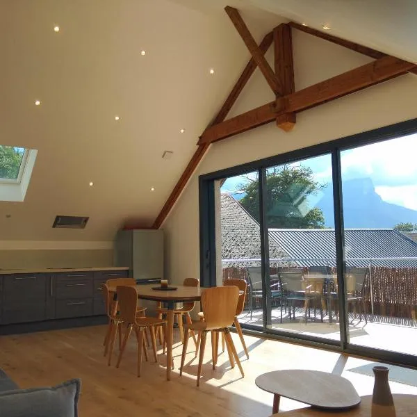 Gîte clair, spacieux et cosy avec vue sur le massif de la Chartreuse, hotel en Sainte-Hélène-du-Lac