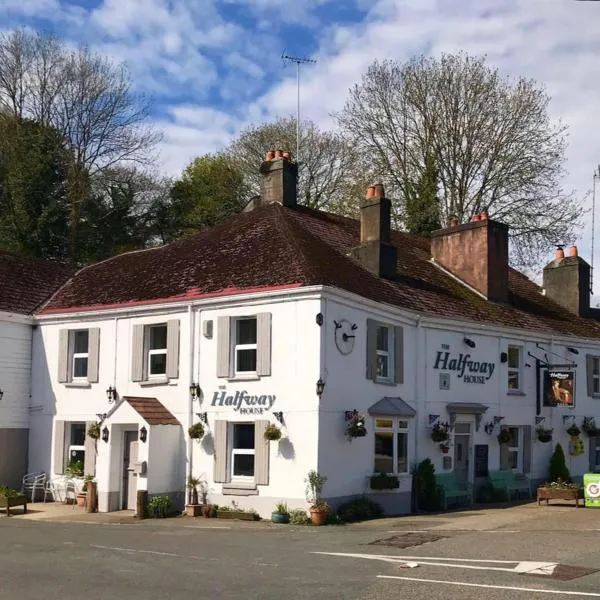 The Halfway House Pub and Kitchen, hótel í East Looe