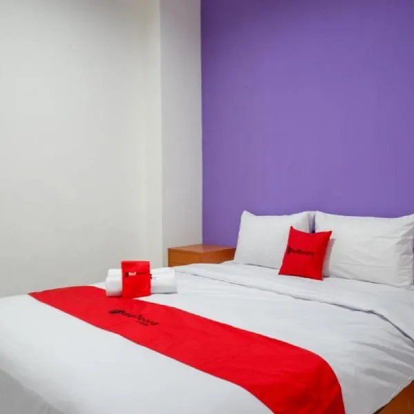 RedDoorz near Alun Alun Kaliwungu Kendal, hotel v destinaci Brangsong