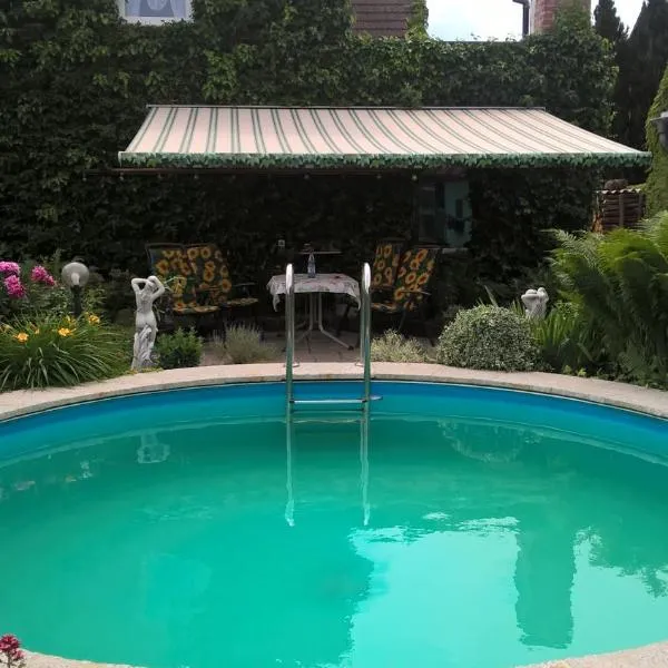 Ferienwohnung " Mondschein" Lausitzer Seenland- 80qm mit Garten โรงแรมในDrochow