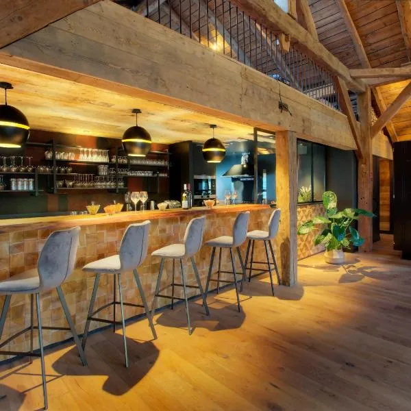 CHALET 1703 - l'esprit Maison au Coeur des Alpes - Adults Only，Le Petit-Bornand-lès-Glières的飯店