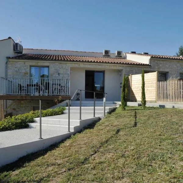 CLOS DES THERMES A JONZAC، فندق في جونزاك