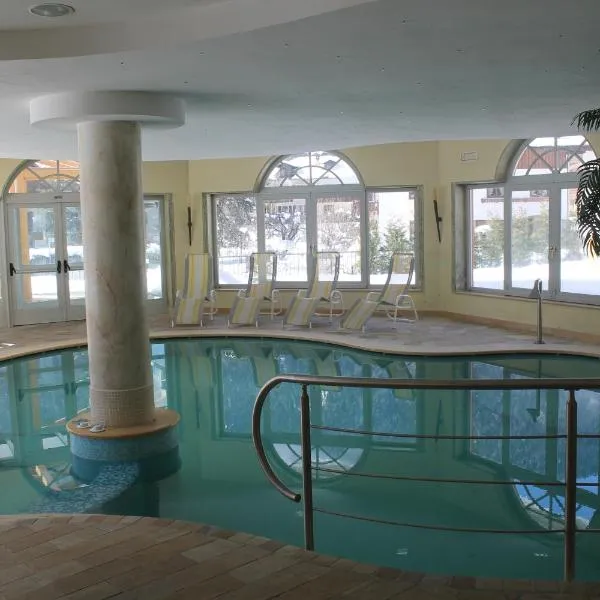 Hotel Canada, hotel in Pinzolo