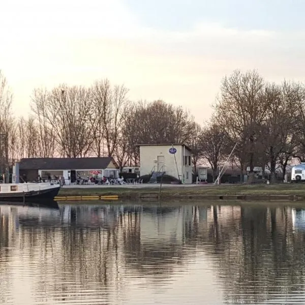 CAMPING LES HERLEQUINS, hotel in Charrey-sur-Saône