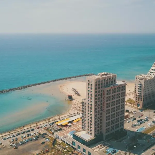 Haifa Almog Tower- "Blue Reef" Suite On The Sea, отель в городе Megadim
