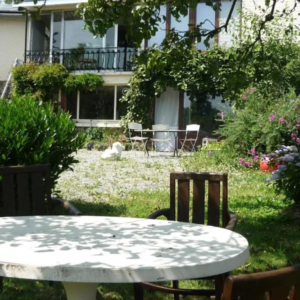 DINANT La Bergeronnette avec la chaleur du feu de bois et le jardin, hotel v destinaci Dinant