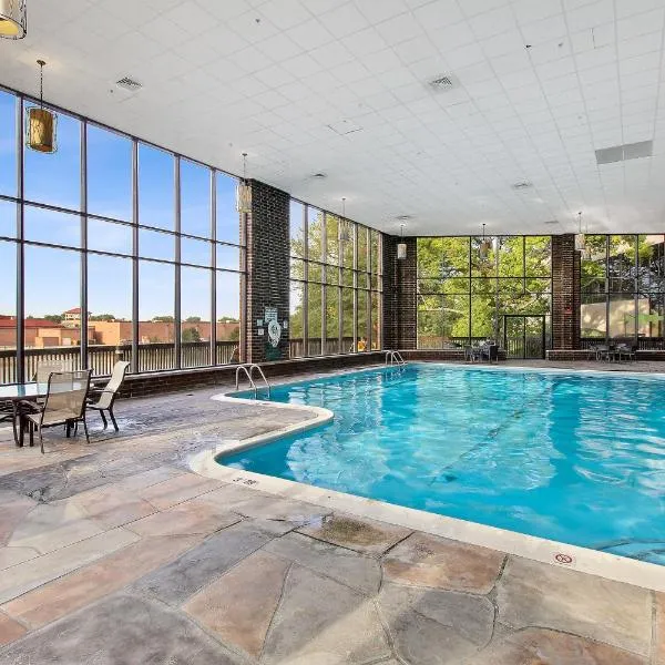 Holiday Inn Chicago Nw Crystal Lk Conv Ctr by IHG, hotelli kohteessa Crystal Lake