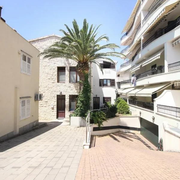 Obradović rooms & apartments, hotel in Makarska