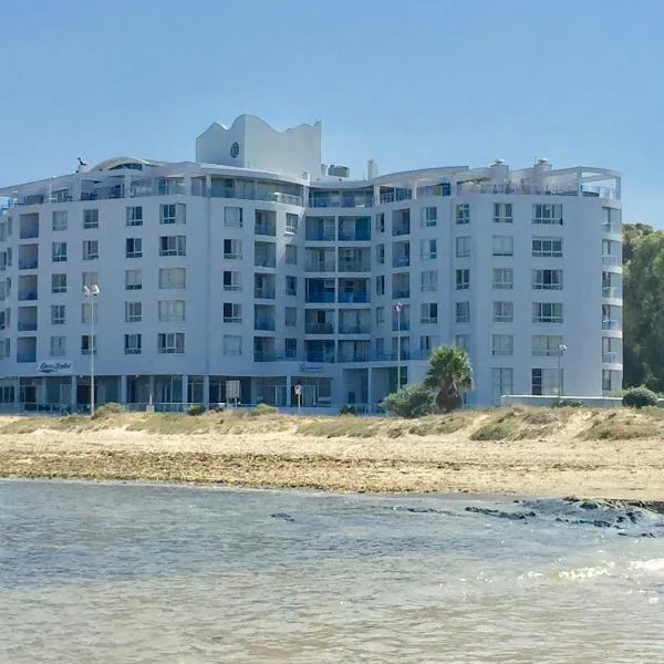 Ocean Breeze Hotel, hotel em Strand