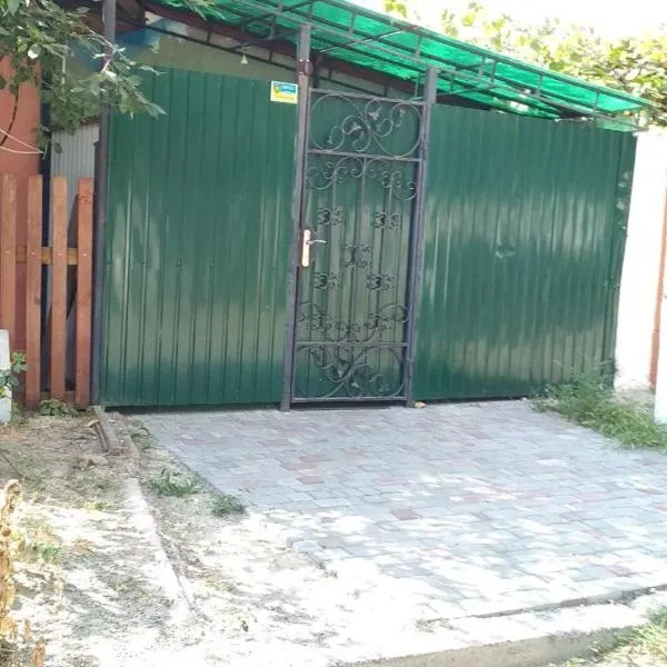 частный дом, отдельный вход и двор, hotel in Cherkasy