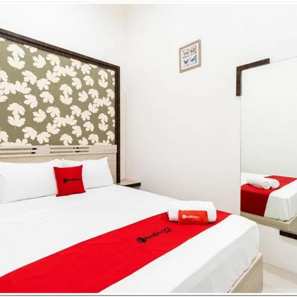RedDoorz Plus @ Centrium Katamso Medan, hotel in Medan