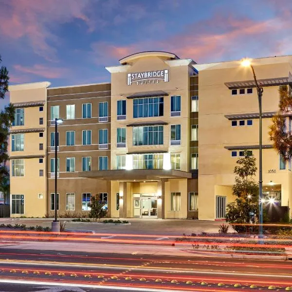 Staybridge Suites Anaheim At The Park, an IHG Hotel, hotel v mestu Stanton