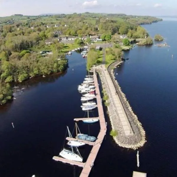 Garrykennedy Harbour View Apartment, hotel di Mountshannon