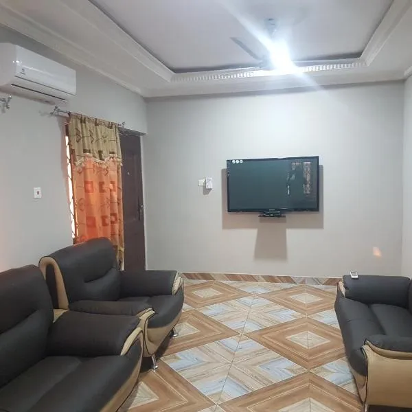 Private Executive Apartments, מלון בBotianaw