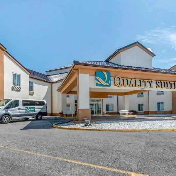 Quality Suites Kansas City International Airport, hotel a Executive Hills Polo Club Heliport
