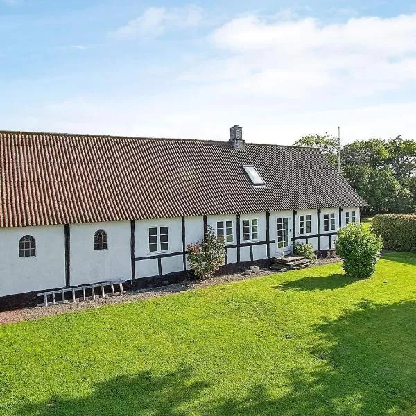6 person holiday home in Aakirkeby, hotel em Åkirkeby