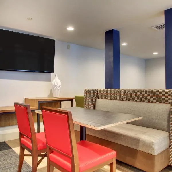Holiday Inn Express & Suites - Lincoln East - White Mountains by IHG, hotel v destinaci Lincoln