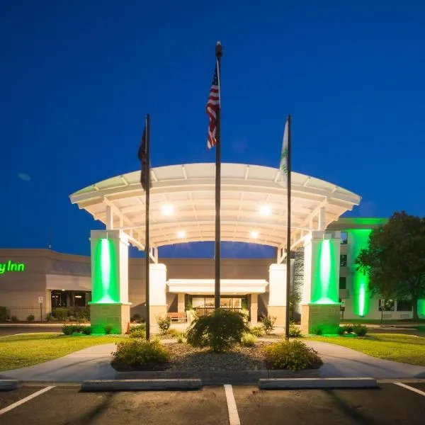 Holiday Inn Greenville, an IHG Hotel، فندق في غرينفيل