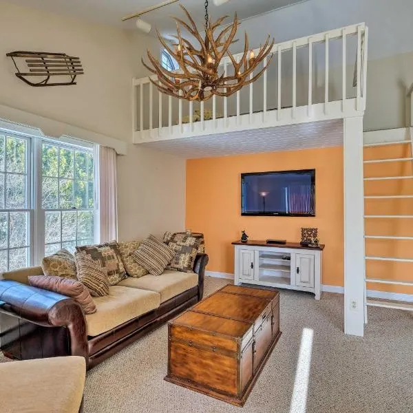 Condo with Loft 2 Mi to Windham Mountain Ski!, hotel v destinaci Windham