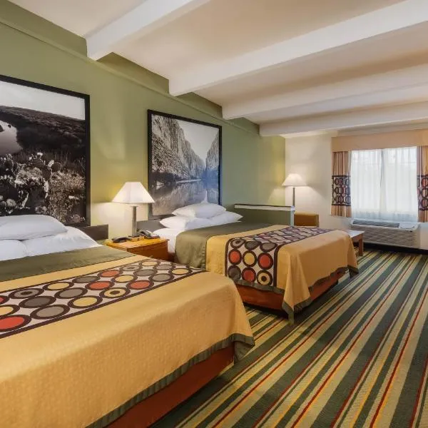 Super 8 by Wyndham Beaumont I-10 College St, hotel v destinaci Beaumont