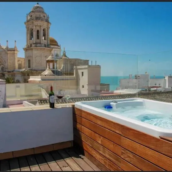 ***** ATTIC WITH IMPRESSIVE VIEWS AND JACUZZI, hotel u gradu Kadiz