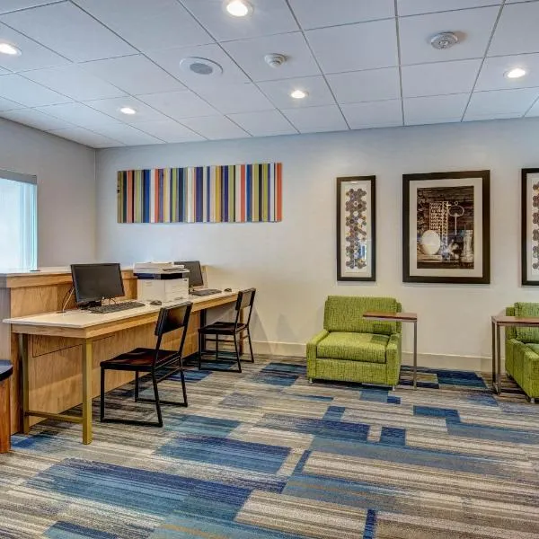 Holiday Inn Express Woodbridge by IHG, ξενοδοχείο σε Avenel