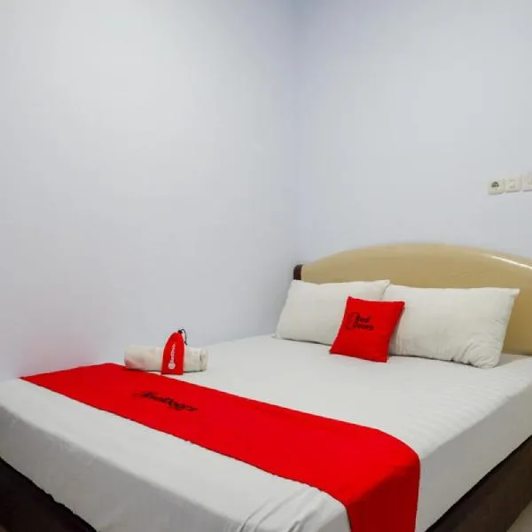 RedDoorz @ Hotel Bravo Pantai Kamali Bau Bau, hotel v destinaci Baubau