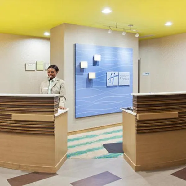 Holiday Inn Express & Suites Warner Robins North West, an IHG Hotel, хотел в Уорнър Робинс