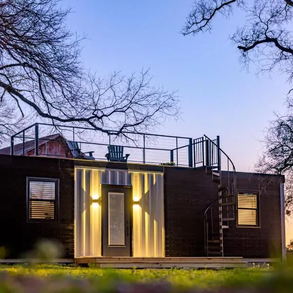 The Blue Ridge "Romantic" Tiny Home Near Magnolia & Baylor, hotel v destinácii Bellmead