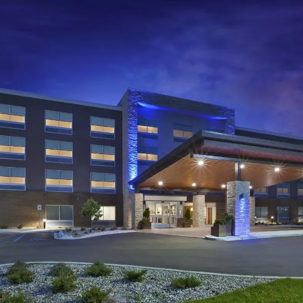 Holiday Inn Express & Suites Grand Rapids Airport North, an IHG Hotel，Lowell的飯店