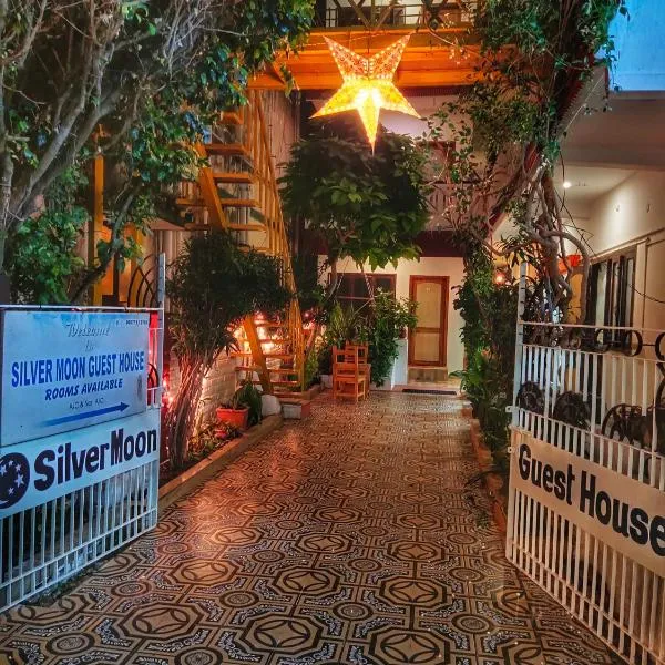 Silver Moon Guest House, hotel v destinaci Mahábalípuram