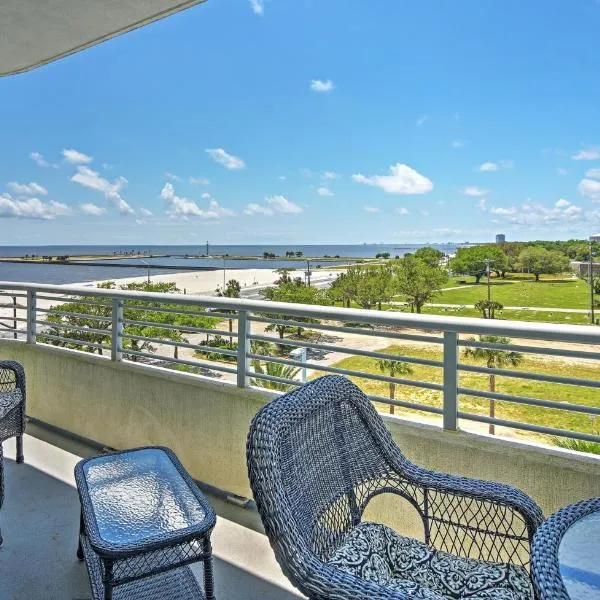 Beachside Biloxi Club Condo Balcony with Ocean View, hotel en Biloxi