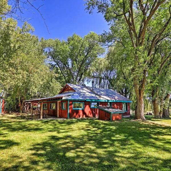Quiet Durango Farmhouse with Beautiful Yard and Gazebo, hotel in Durango