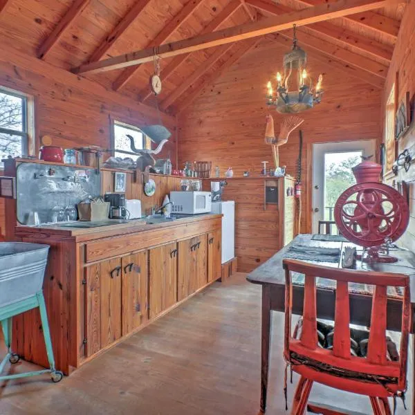 Ark Bunkhouse Fredericksburg Hideaway with Hot Tub, hotel in Fredericksburg
