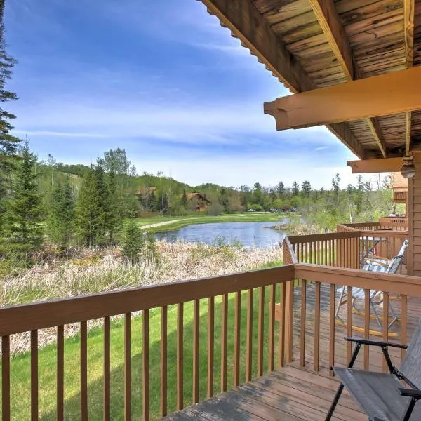 Condo on First Green with Deck at Schuss Mountain!, hôtel à Mancelona