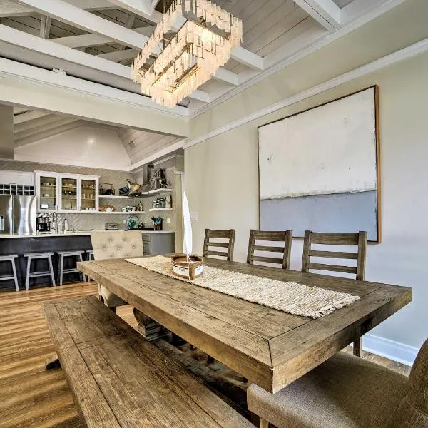 Charming Renovated Avalon Townhome, Walk to Beach!, hotel v destinaci Avalon