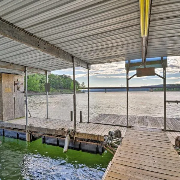 Lakefront Greers Ferry Cabin with Covered Boat Slip!，Heber Springs的飯店