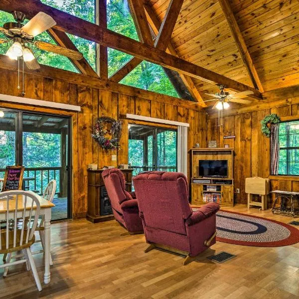 Tellico Plains Cabin - 25 Acres, Backyard Creek!, hotell i Vonore