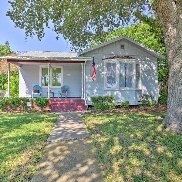 Vintage Corpus Christi Home - 2 Blocks From Beach!, hotel in Corpus Christi
