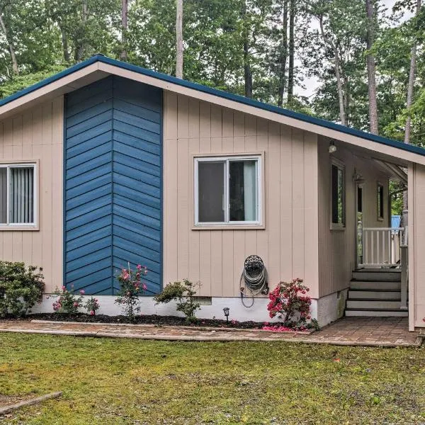 9 Mi to Ocean City Beaches Retreat with Patio, hotel in Berlin