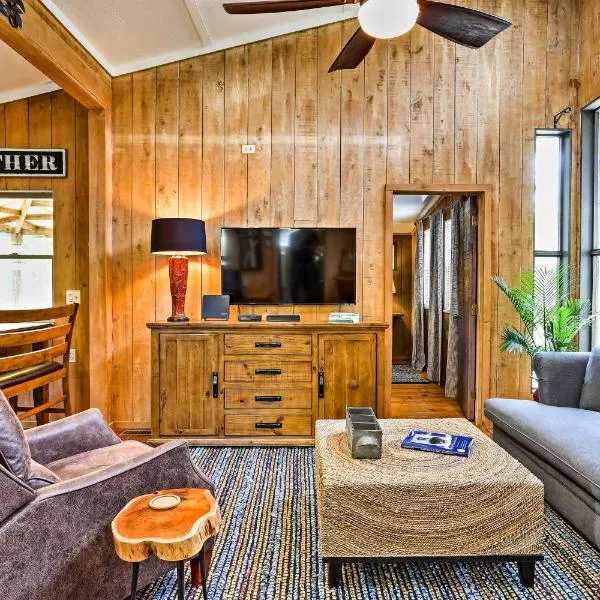 Cozy Hatteras Island Abode about 1 Mi to Frisco Beach!, hotel v destinaci Frisco