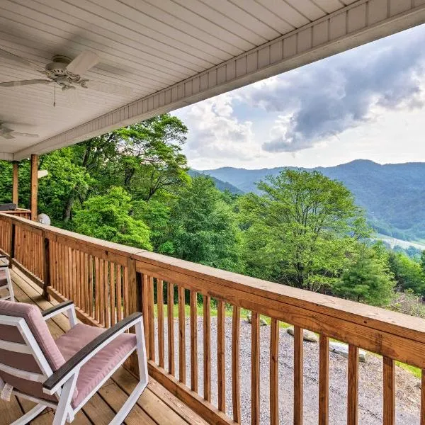 Blue Ridge Mountain Rental with Hot Tub and Gas Grill!、Hot Springsのホテル