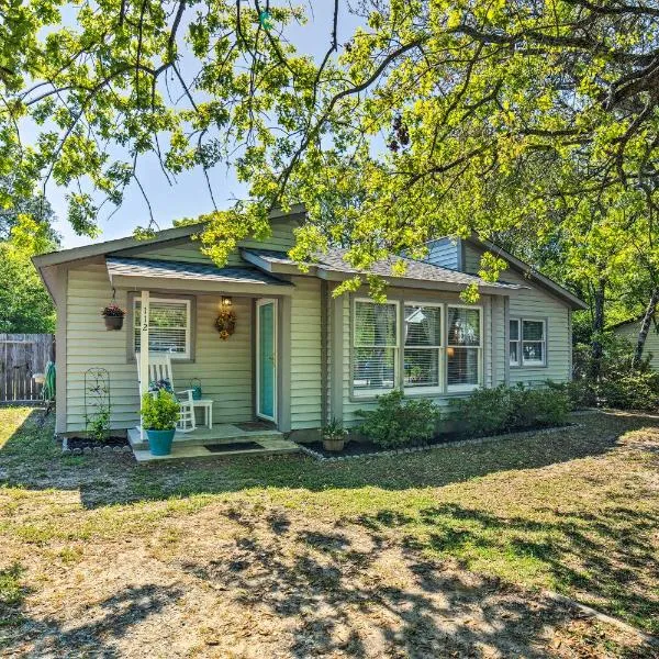 Oak Island Home with Fenced Yard, Walk to Long Beach，橡樹島的飯店