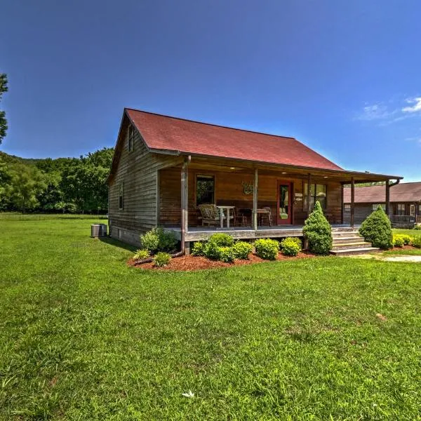 Dream Valley Mountain View Cabin with Covered Porch!, hôtel à Mountain View