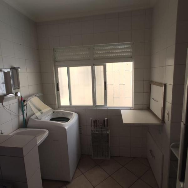 Apto 2 dormitórios, sendo 1suite a 350m da praia com churrasqueira - Foto 3