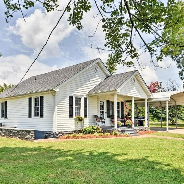 Peaceful Elkin Vacation Rental ~ 17 Mi to Mt Airy!, hotelli kohteessa Dobson