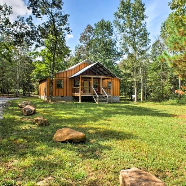 Peaceful Cabin Near Little River Canyon!, hotel in Fort Payne