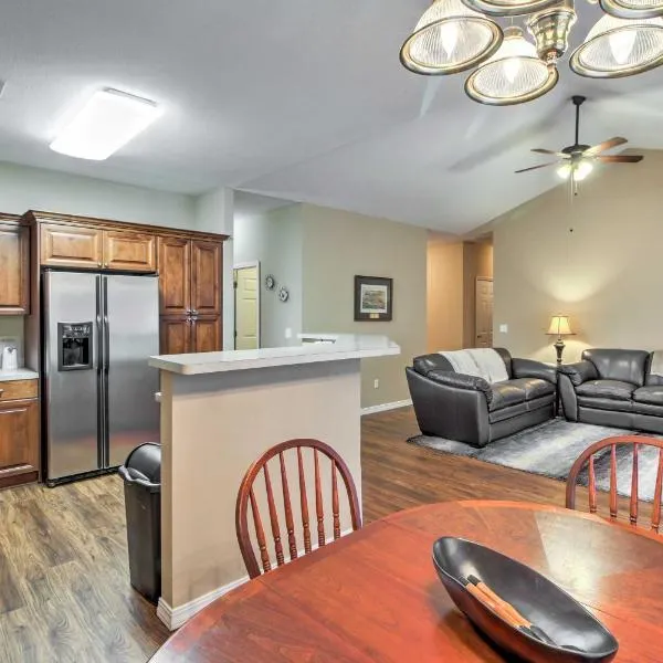 Walk to The Strip Family-Friendly Branson Home, hotell i Branson